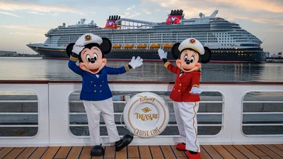Mickey y Minnie frente a Disney Treasure